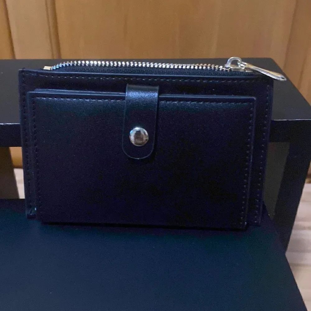 Small black bifold wallet - Picture 1 of 2
